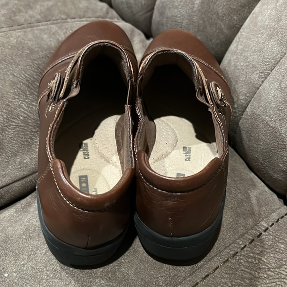 Brown 7.5 wide shoes slip-ons collection by Clark’s. Elastic sides - Picture 2 of 11